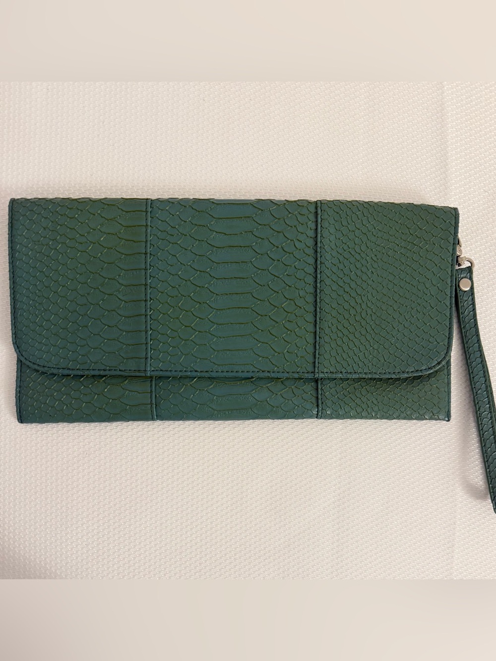 Y2K Deena & Ozzy Green Faux-Snake Leather Wristlet Clutch